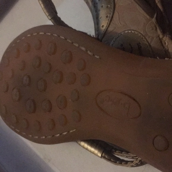 Sandals golden color gently worn - Picture 4 of 5